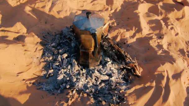 Einen italienischen Kaffee auf Sahara-Wüstensand zubereiten. — Stockvideo