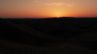 Sahra Çölü yatay, sabahın erken saatlerinde harika tepeleri. Zaman-sukut.