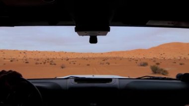 Sahara çöl, sürücü pov arabada kamera.