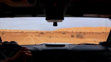 Sahara çöl, sürücü pov arabada kamera.