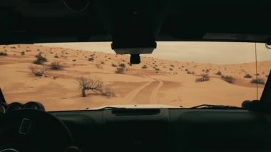 Sahara çöl, sürücü pov arabada kamera.