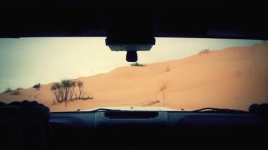 Sahara çöl, sürücü pov arabada kamera.