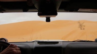 Sahara çöl, sürücü pov arabada kamera.