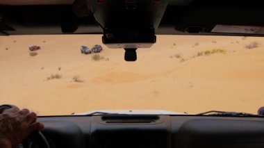 Sahara çöl, sürücü pov arabada kamera.