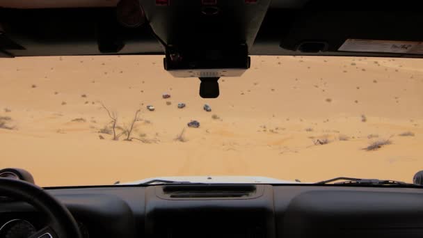 Camera auto in de Sahara woestijn, stuurprogramma pov. — Stockvideo