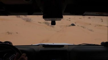 Sahara çöl, sürücü pov arabada kamera.