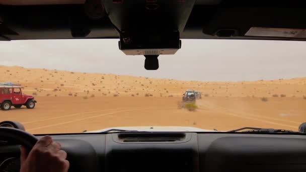 Camera auto in de Sahara woestijn, stuurprogramma pov. — Stockvideo