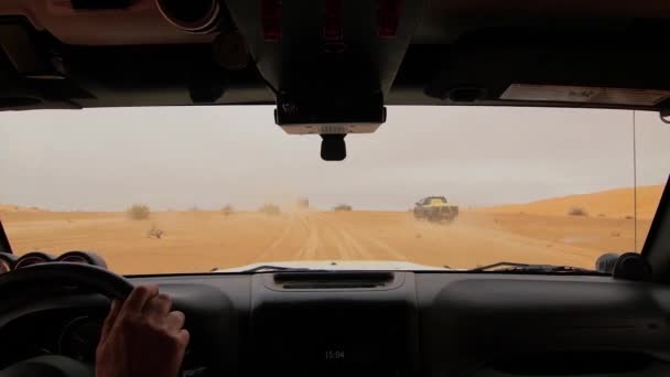 Автомобиль-камера в пустыне Сахара, водитель пов . — стоковое видео