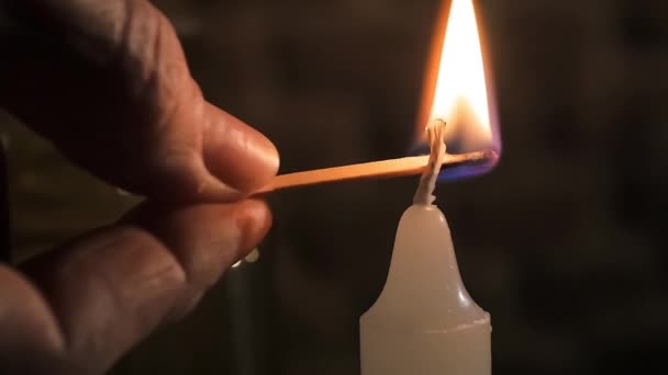 Encendiendo una vela, de cerca — Vídeo de stock