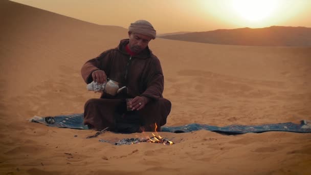 在沙漠中的一杯茶. — 图库视频影像