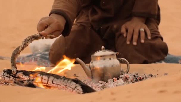 Een thee in de woestijn, close-up — Stockvideo
