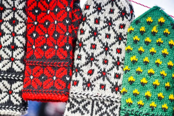 Guantes de lana en el famoso mercado artesanal Kaziukas, Vilnius, Lituania — Foto de Stock