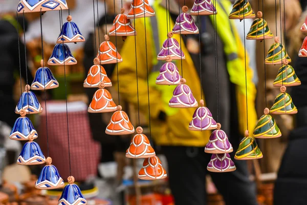 Campanas colgantes de cerámica en el mercado artesanal Kaziukas, Vilnius, Lituania — Foto de Stock