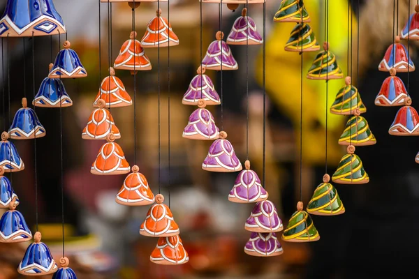 Keramik-Glocken im Kunsthandwerk-Markt kaziukas, Vilnius, Litauen — Stockfoto