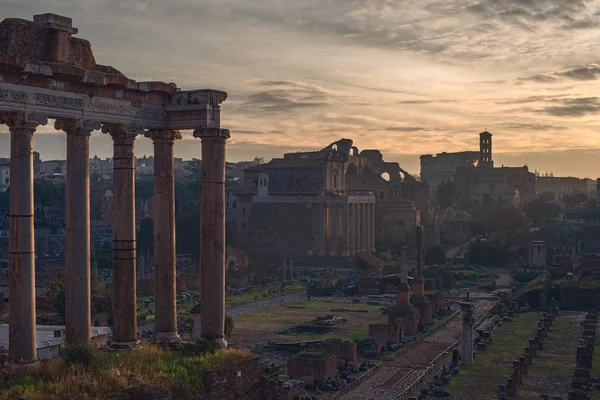 Roma, Itália: Templo de Saturno no Fórum Romano — Fotografia de Stock