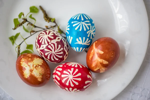 Huevos tradicionales decorados en casa orientales o pascuales — Foto de Stock