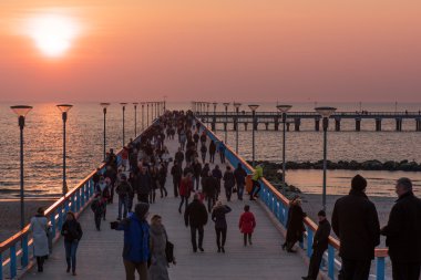 Palanga, Litvanya: Deniz günbatımı Bridge'de