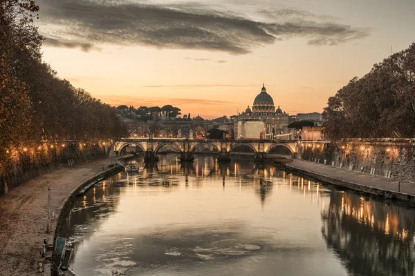 イタリア: ローマ、サン ・ ピエトロ寺院、聖アンジェロ橋 — ストック写真