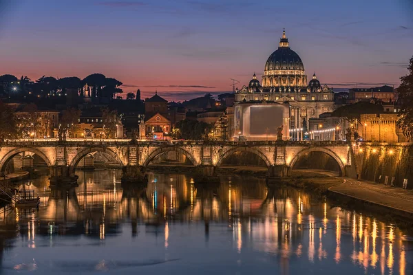 Rom, italien: st. peters basilika, heiliger angelo brücke — Stockfoto