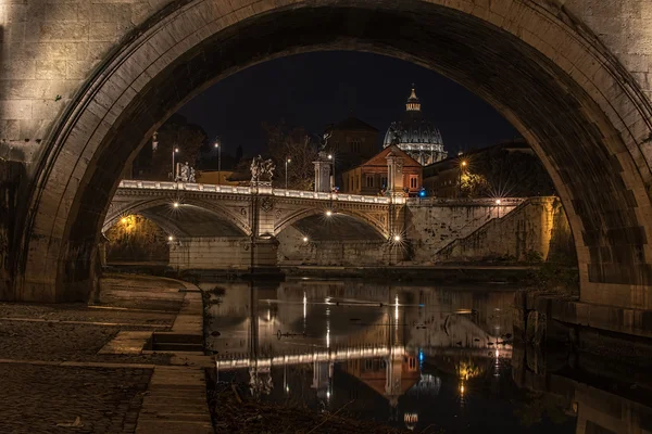 Rome, Italië: St. Pieter Basiliek en de rivier de Tiber — Stockfoto