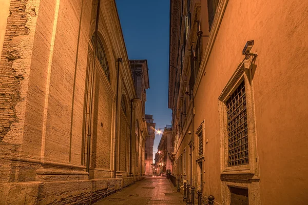 Rome, Italy: narrow street of Old Town — Stock Photo, Image