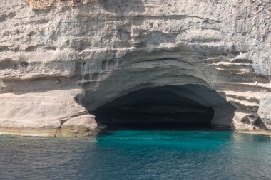 Korsan Mağarası Akdeniz'in Kemer, Türkiye yanında maliyet