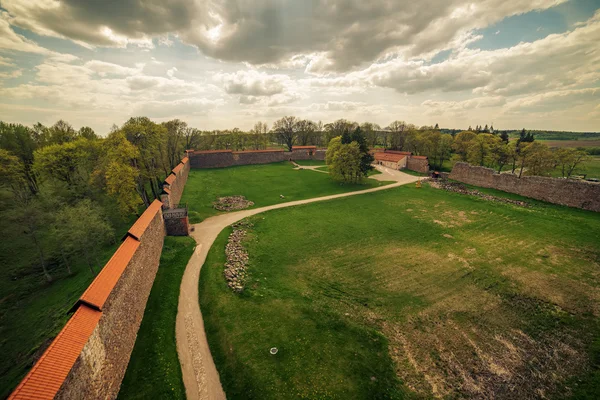 Lituânia: vista aérea do castelo gótico de Medininkai — Fotografia de Stock