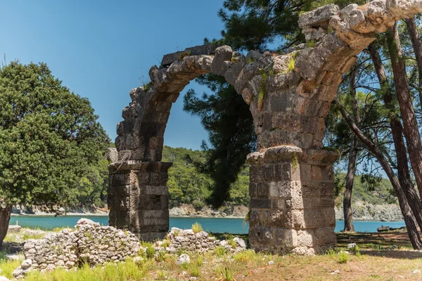 Antické město Phaselis, část města Antalya, Turecko: akvadukt — Stock fotografie