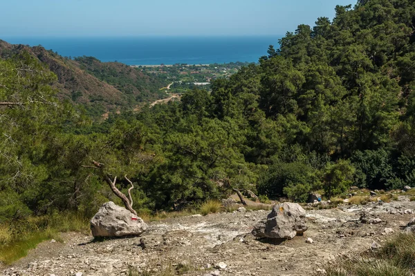 Янартас, пылающий камень, географическая особенность провинции Анталья, юго-запад Турции — стоковое фото