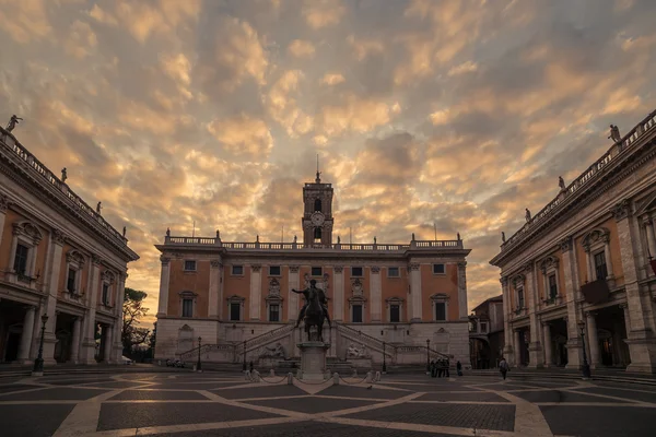 Řím, Itálie: The insulae náměstí v sunrise — Stock fotografie