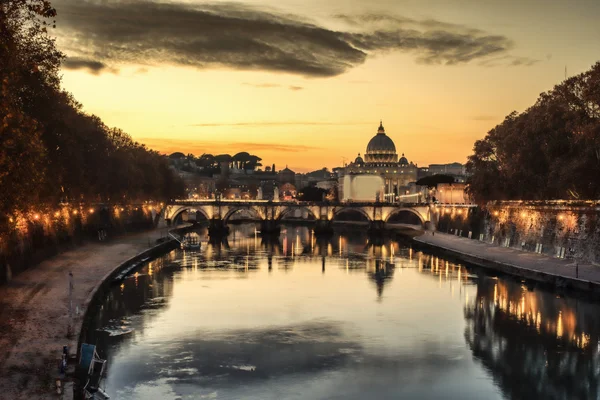 Roma, Itália: Basílica de São Pedro, Ponte de São Ângelo — Fotografia de Stock