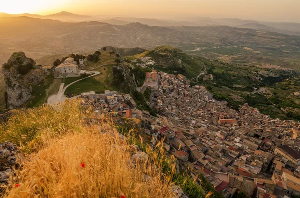 カルタベッロッタ, シチリア, イタリアの山間の町。教会のサン ・ サルヴァトーレ — ストック写真