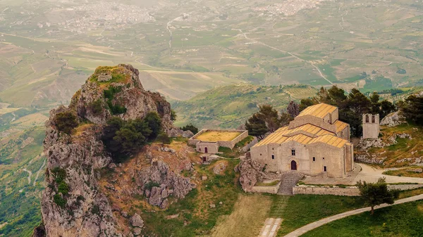 Szicília, Olaszország: San Salvatore temploma a hegyi város Caltabellotta — Stock Fotó