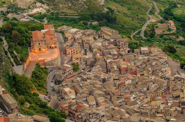 Ciudad de montaña Caltabellotta, Sicilia, Italia al amanecer —  Fotos de Stock