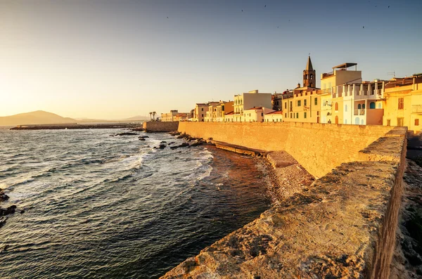 Alghero, Sardegna: mura difensive al tramonto — Foto Stock