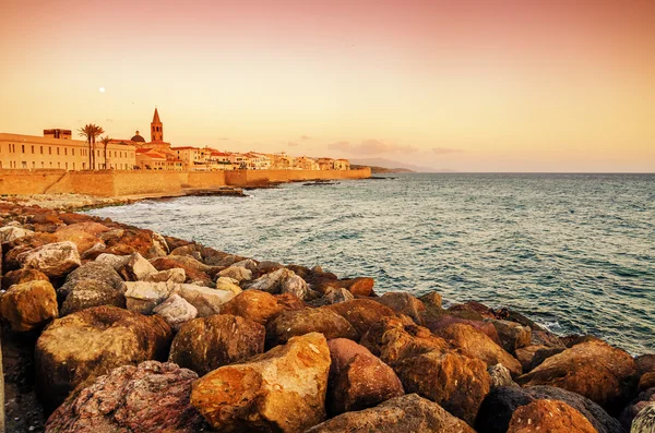 Alghero, Sardinië: skyline met verdedigingsmuren in de zonsondergang — Stockfoto