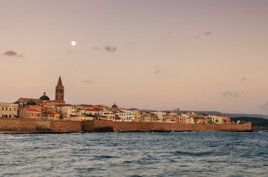 Alghero, Sardunya: manzarası günbatımında Savunma duvarları ile