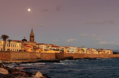 Alghero, Sardunya: manzarası günbatımında Savunma duvarları ile
