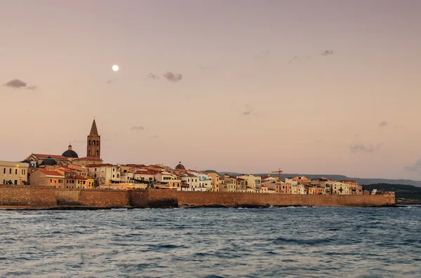 Alghero, Cerdeña: horizonte con muros defensivos al atardecer — Foto de Stock