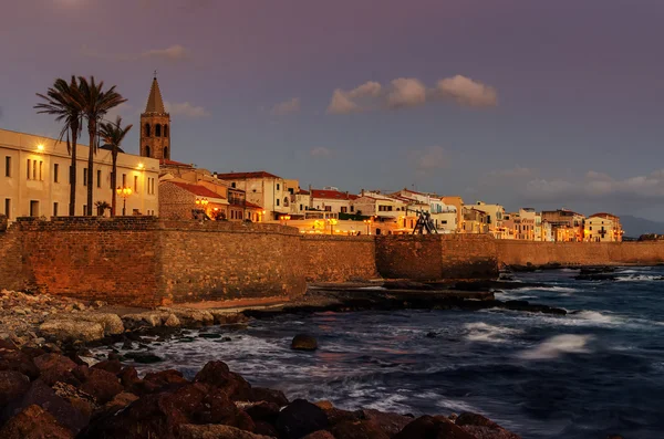 Alghero, Sardegna: skyline con mura difensive al tramonto — Foto Stock