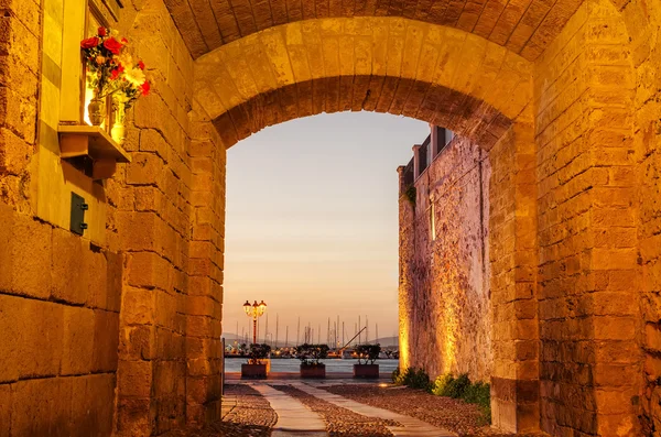 Alghero, Isla de Cerdeña, Italia: Ciudad Vieja por la noche —  Fotos de Stock