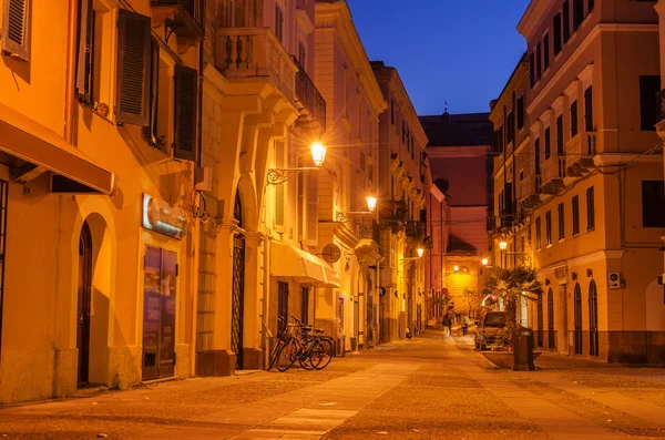 Alghero, Сардиния, Италия: Старый город ночью — стоковое фото