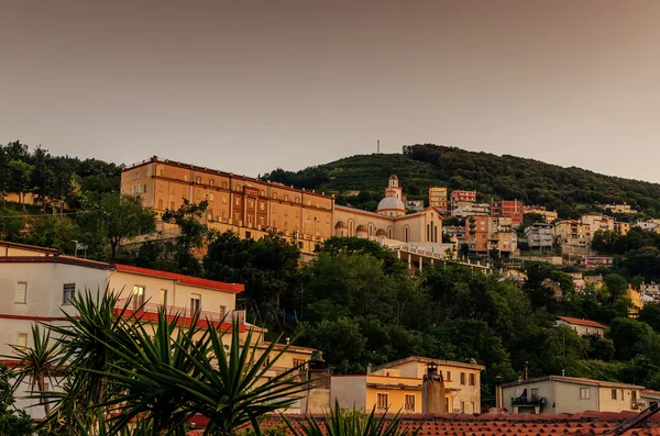 Sardinien, italien: bergstadt lanusei im sonnenuntergang — Stockfoto