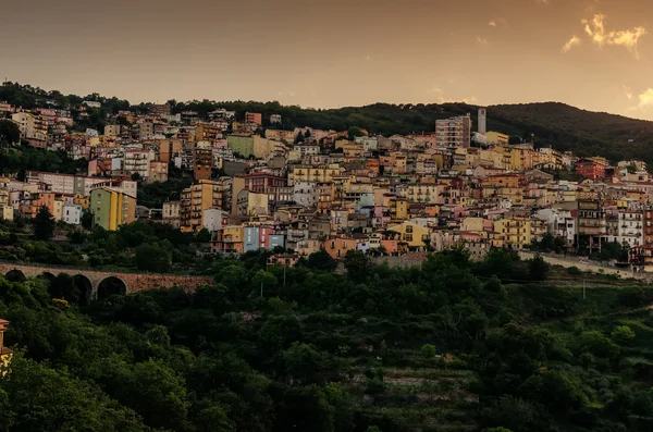 Sardenha, Itália: Montanha cidade Lanusei ao pôr do sol — Fotografia de Stock