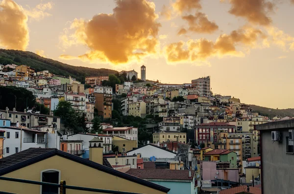 Sardinie: Horské městečko Lanusei v západu slunce — Stock fotografie