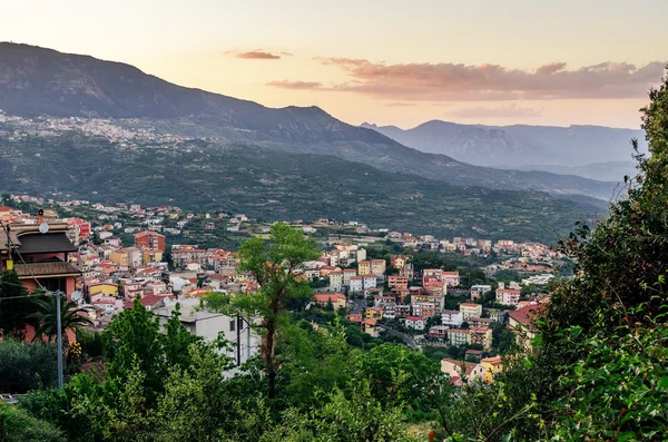 Sardinie: Horské městečko Lanusei v západu slunce — Stock fotografie