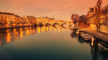 Paris, Frence: Seine Nehri ve Old Town Sunrise