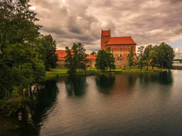 Trakai, Litvanya: Ada kale günbatımında — Stok fotoğraf