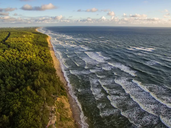 Luchtfoto van de kust van de Baltische Zee in Litouwen — Stockfoto