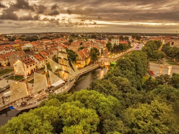 Klaipeda, Lituania: representativa vista aérea nocturna del casco antiguo —  Fotos de Stock